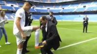 بالفيديو. لقطة طريبفة من والد نجم ريال مدريد الجديد  