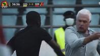 بالفيديو. حكم يتعدى بالضرب على مدرب السودان في مباراة غانا