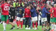 Cover-Vidéo: خاص: لاعبو المنتخب الفرنسي يطمئنون على حاريث بعد نهاية المباراة التاريخية للأسود
