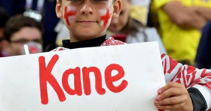 مشجع انجليزي صغير يطالب كين بهدف أمام كولومبيا