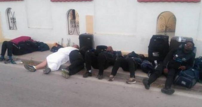بالصور. خطير لاعبو منتخب زيمبابوي للرغبي ينامون في الشارع بتونس لهذا السبب 2