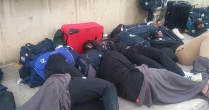 بالصور. خطير لاعبو منتخب زيمبابوي للرغبي ينامون في الشارع بتونس لهذا السبب 3