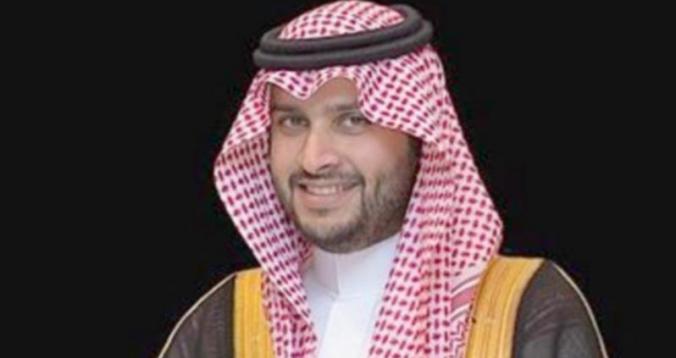 حصري. الأمير السعودي تركي بن محمد يصل مطار طنجة رفقة مسؤولين