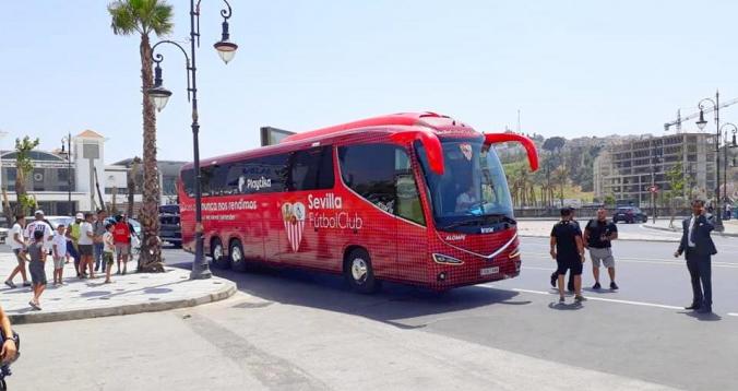 بالصور. عاجل. رئيس برشلونة وحافلة إشبيلية وحكام المباراة يصلون إلى طنجة  1