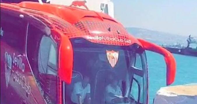 بالصور. عاجل. رئيس برشلونة وحافلة إشبيلية وحكام المباراة يصلون إلى طنجة 3