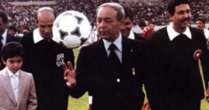 يوم أمر الملك الراحل الحسن الثاني اللعب بطوق العنق من لاعبي المنتخب المغربي