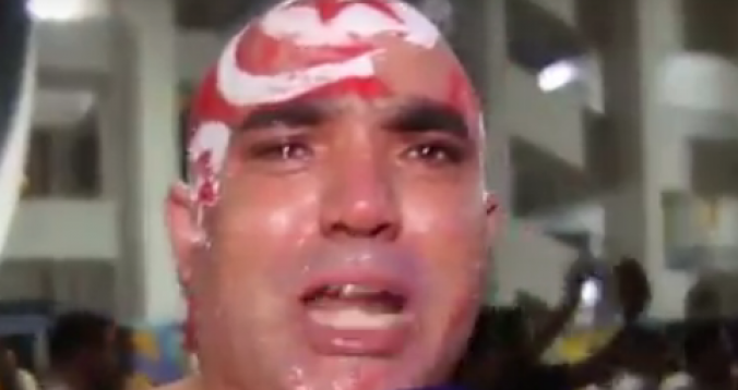بالفيديو. مشهد جد مؤثر لمشجع تونسي يذرف الدموع بحرقة