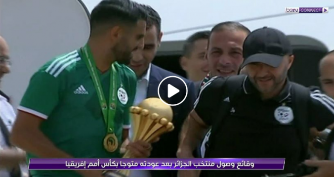 شاهد لحظة وصول لاعبي المنتخب الجزائري لبلادهم