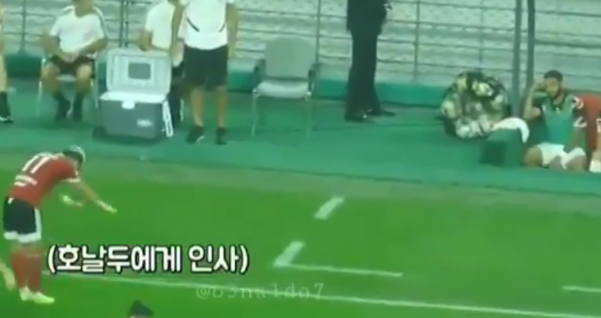 بالفيديو. نجم الدوري الكوري يقلد حركه رونالدو أمام أنظاره