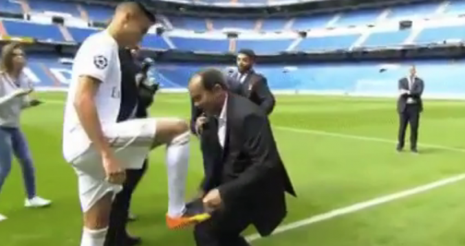 بالفيديو. لقطة طريبفة من والد نجم ريال مدريد الجديد  