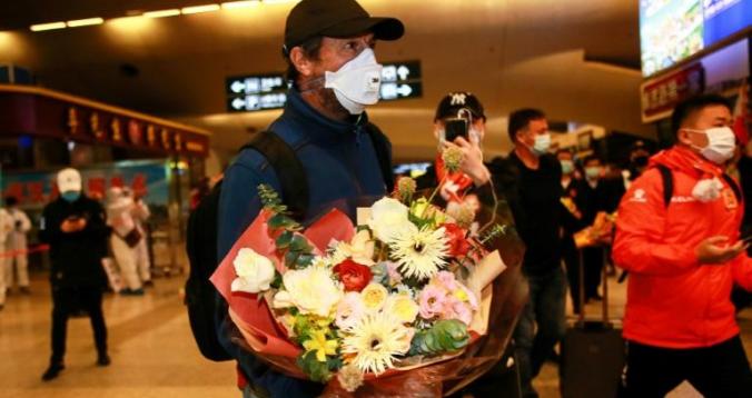 فريق ووهان الصيني يعود إلى مدينته بعد غياب 100 يوم بسبب كورونا