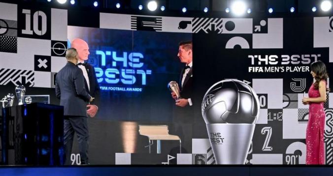 ليفاندوفسكي يفوز بجائزة فيفا كأفضل لاعب لعام 2020