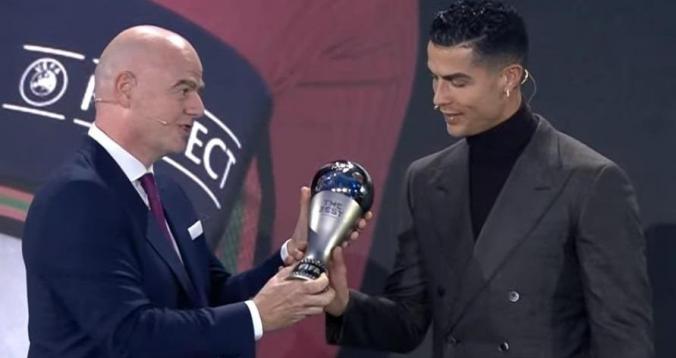 بالفيديو. رونالدو يفوز بجائزة ”الفيفا“ الخاصة