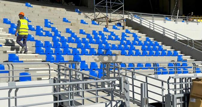 صور حصرية . البدء في تركيب المقاعد الجديدة بملعب طنجة الكبير إستعدادا للموندياليتو66