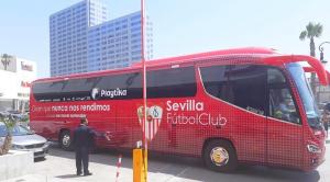 بالصور. عاجل. رئيس برشلونة وحافلة إشبيلية وحكام المباراة يصلون إلى طنجة 