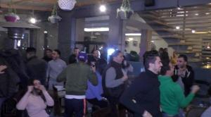 بالفيديو. هكذا تابعت جماهير الرجاء النهائي فيتا بإحدى المقاهي في الدار البيضاء