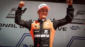 السائق المغربي سليمان زنفاري يتألق في افتتاح بطولة اسبانيا للفورمولا 4