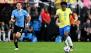 اشتباك بين لاعبي برشلونة رافينيا وأراخو خلال قمة البرازيل والأوروغواي