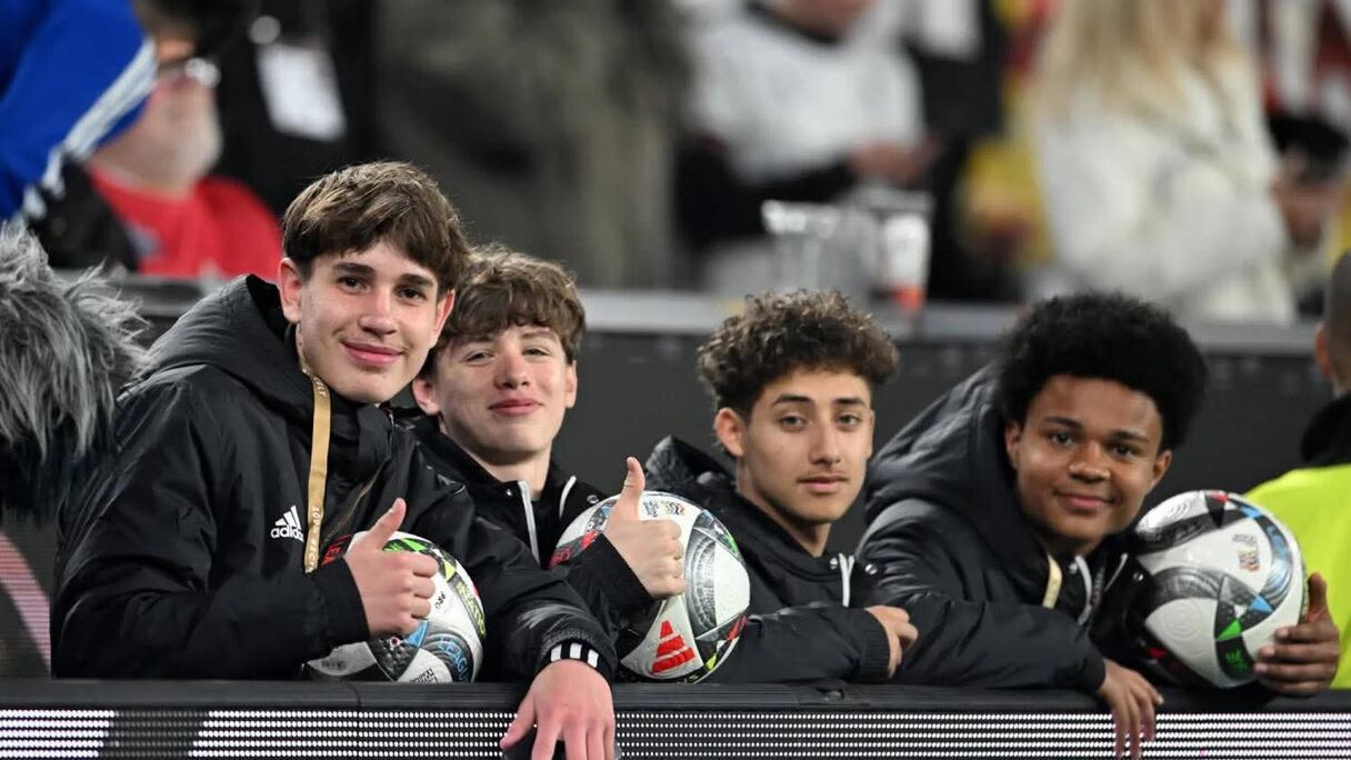 نويل أوربانياك «15 عاماً» كان محط أنظار وسائل الإعلام الألمانية