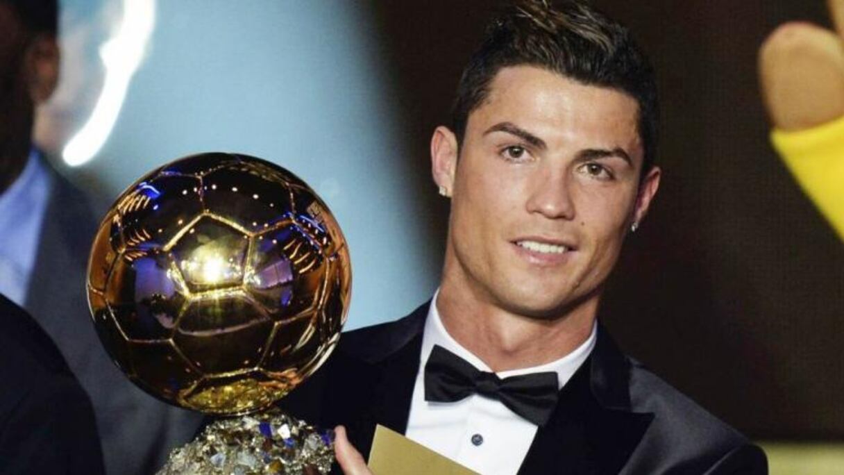 رونالدو يتوج بالكرة الذهبية للمرة الثالثة في مساره عام 2014