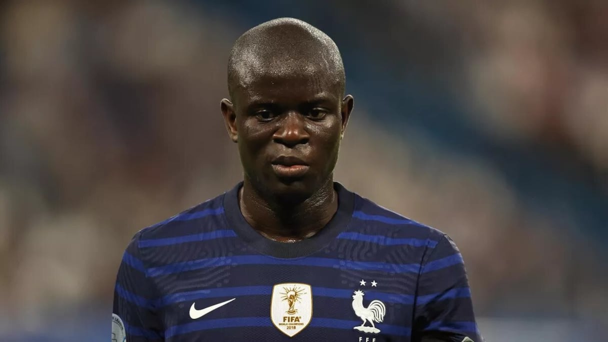 N'Golo Kanté (France). A 31 ans, il semble loin de «l’homme aux trois poumons» qu'il était ces dernières années avec le maillot de Chelsea et celui des Bleus, en enchaînant les blessures. Celle aux ischios-jambiers lui aura été fatale. Kanté a été opéré mi-octobre, et ne devrait pas refouler les pelouses avant le mois de février.