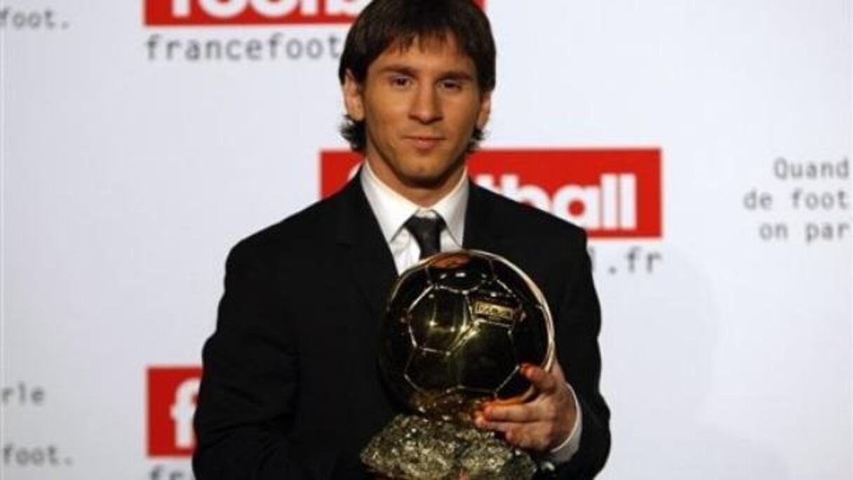 ميسي فاز بالكرة الذهبية للمرة الأولى في مساره عام 2009