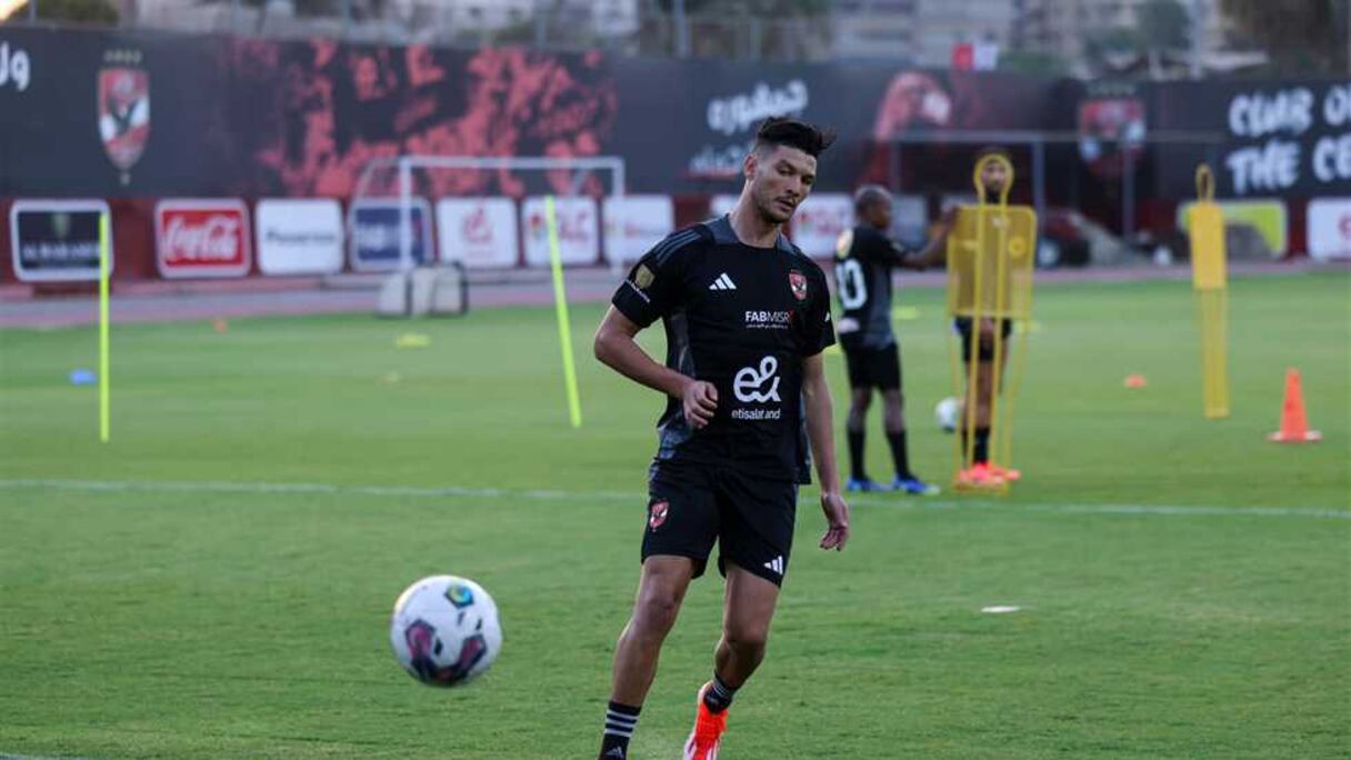 أشرف داري لاعب فريق الأهلي المصري