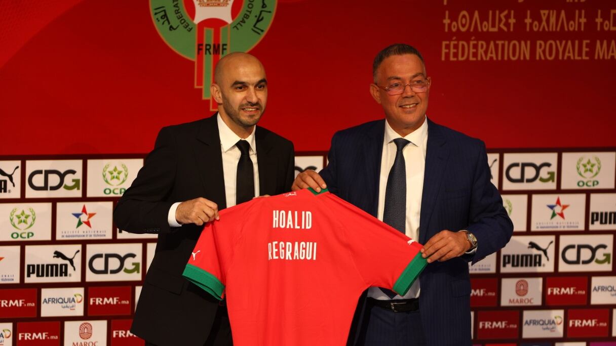 Walid Regragui lors de sa présentation en tant que sélectionneur des Lions de l'Atlas, et Fouzi Lekjaa, président de la Fédération royale marocaine de football (FRMF).