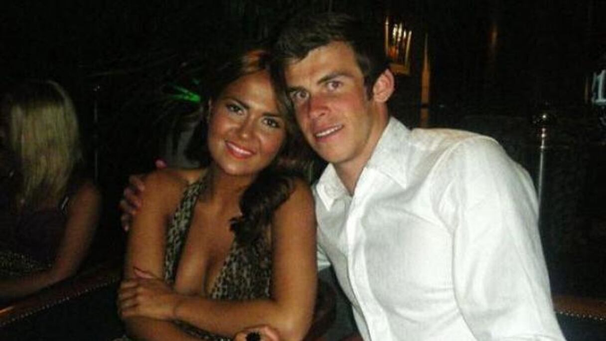 النجم الويلزي غاريث بيل يملك بدوره صديقة حسناء وهي ايما غونز المعروف بتأثيرها على قرارات اللاعب المستقبلية