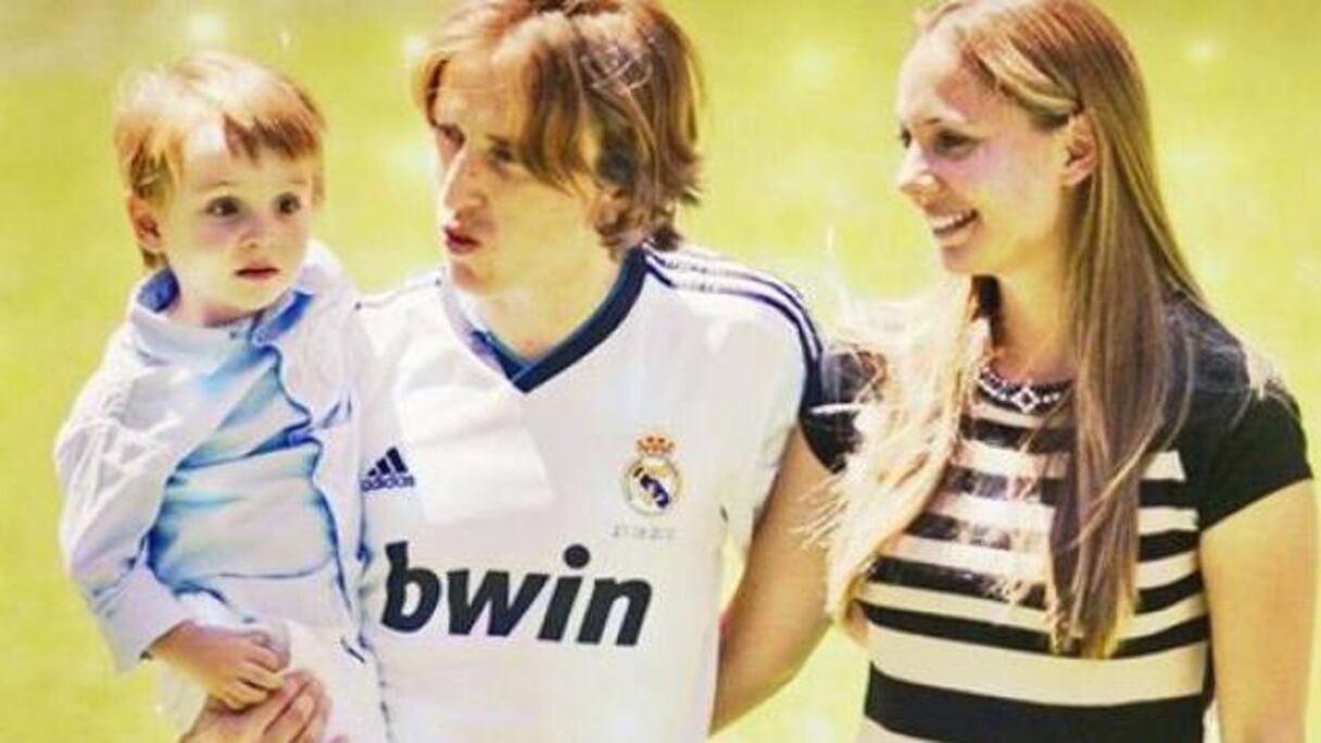 نجم وسط نادي ريال مدريد الإسباني "مودريتش" وزوجته الجميلة "فانغا بوزنيتش" بصحبة طفلهما الصغير