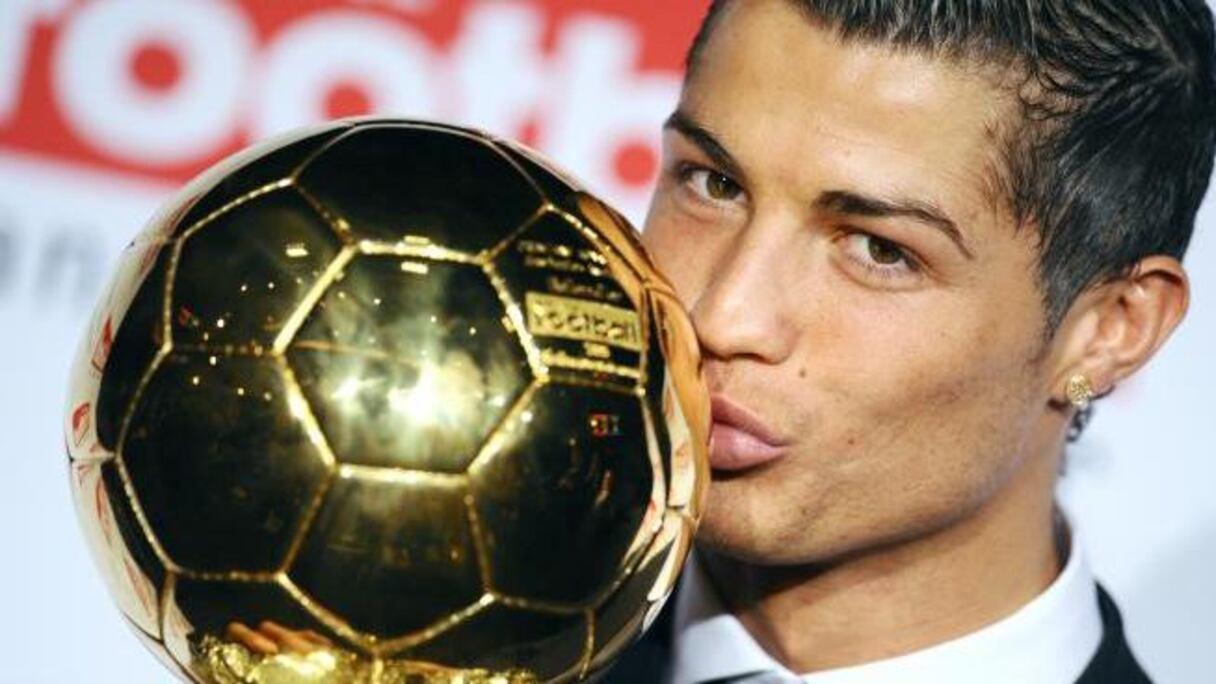 كريستيانو رونالدو فاز بالكرة الذهبية للمرة الأولى عام 2008