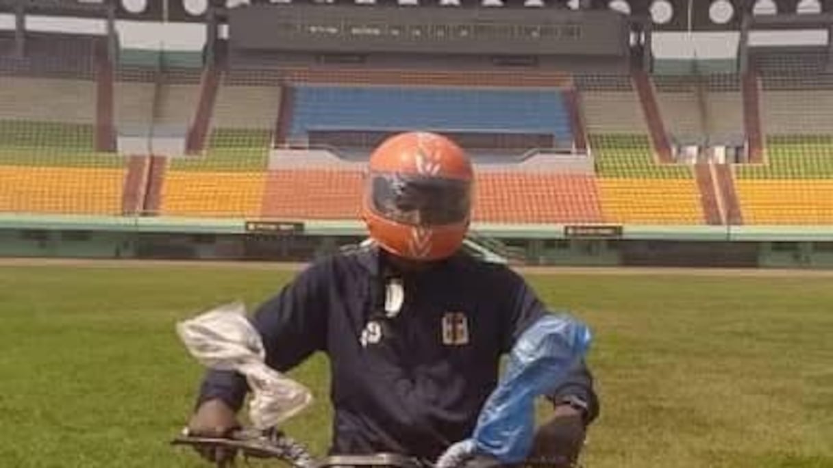 مدرب منتخب افريقيا يتلقى دراجة نارية