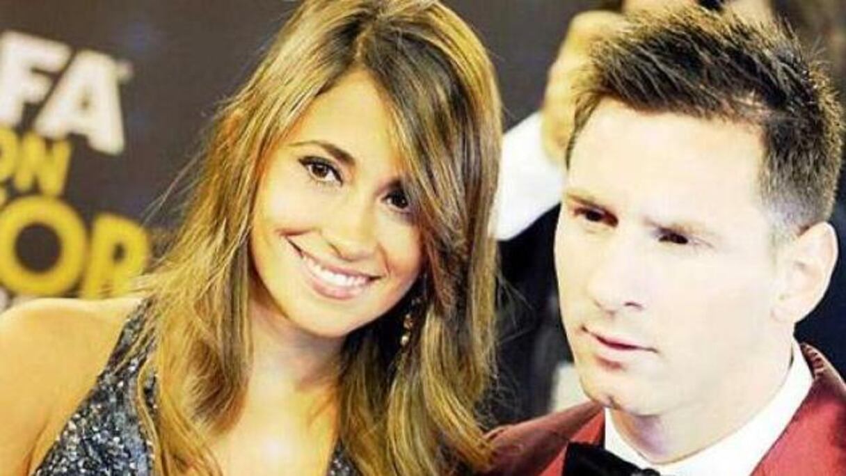 النجم الأرجنتيني "ميسي" بصحبة صديقته الحالية وأم طفلة "أنطونيلا روكوزو"