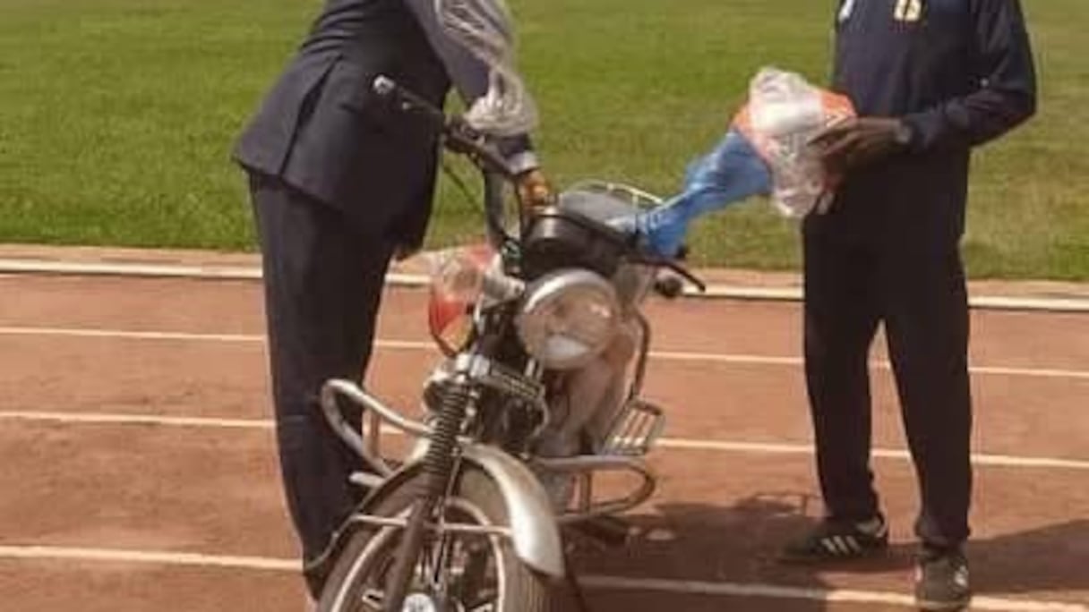 مدرب منتخب افريقيا يتلقى دراجة نارية