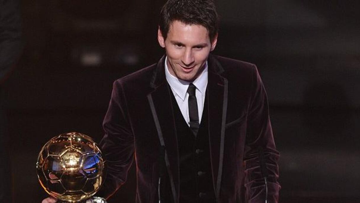 ميسي يفوز بالكرة الذهبية للعام الثالث على التوالي عام 2011