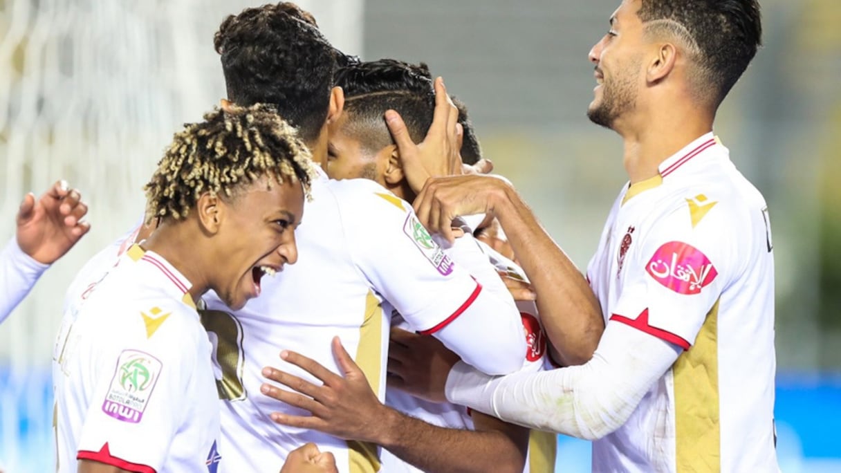 حمزة أيت علال مع لاعبي فريق الوداد الرياضي