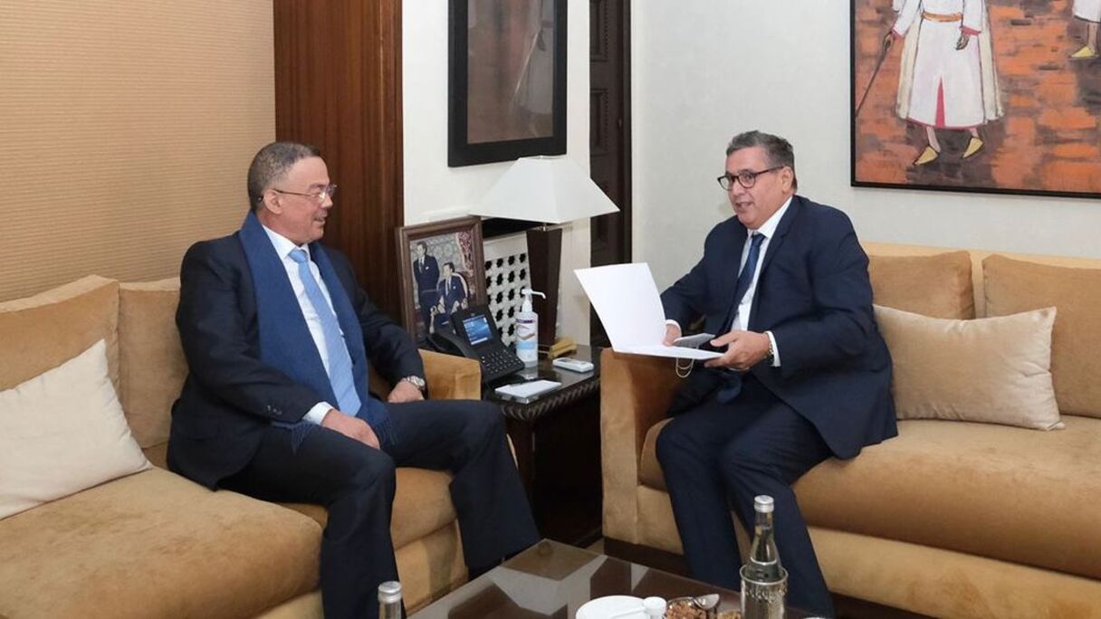 رئيس الحكومة عزيز أخنوش بمعية رئيس الجامعة الملكية المغربية لكرة القدم فوزي لقجع