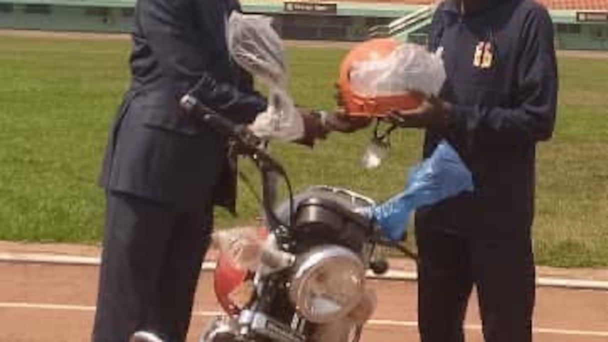 مدرب منتخب افريقيا يتلقى دراجة نارية