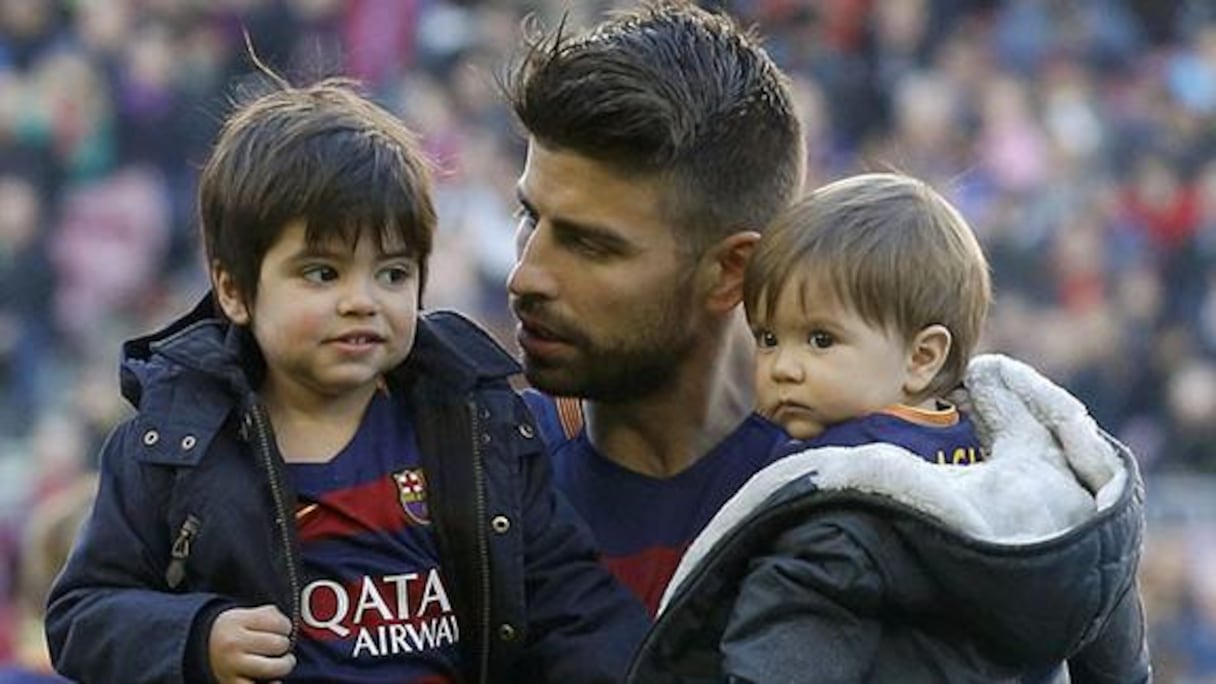 بيكي يحمل أولاده ميلان وساشا