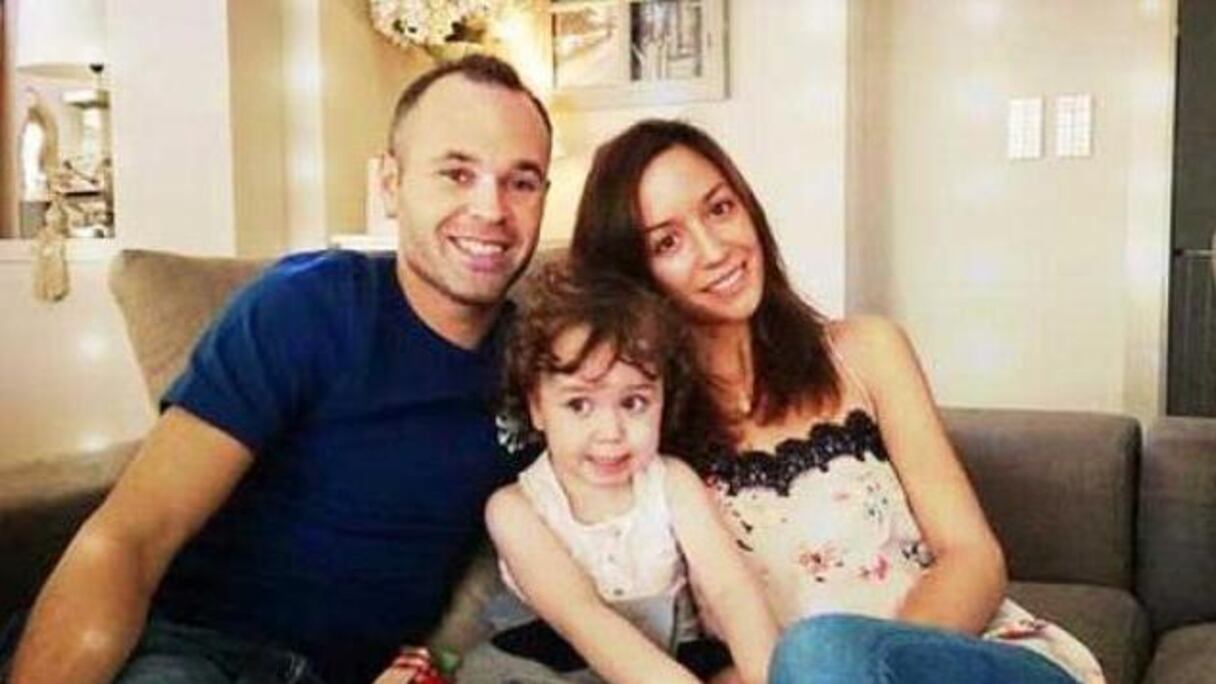 إنيستا مع زوجته الإسبانية الحسناء "أنا أورتيز"