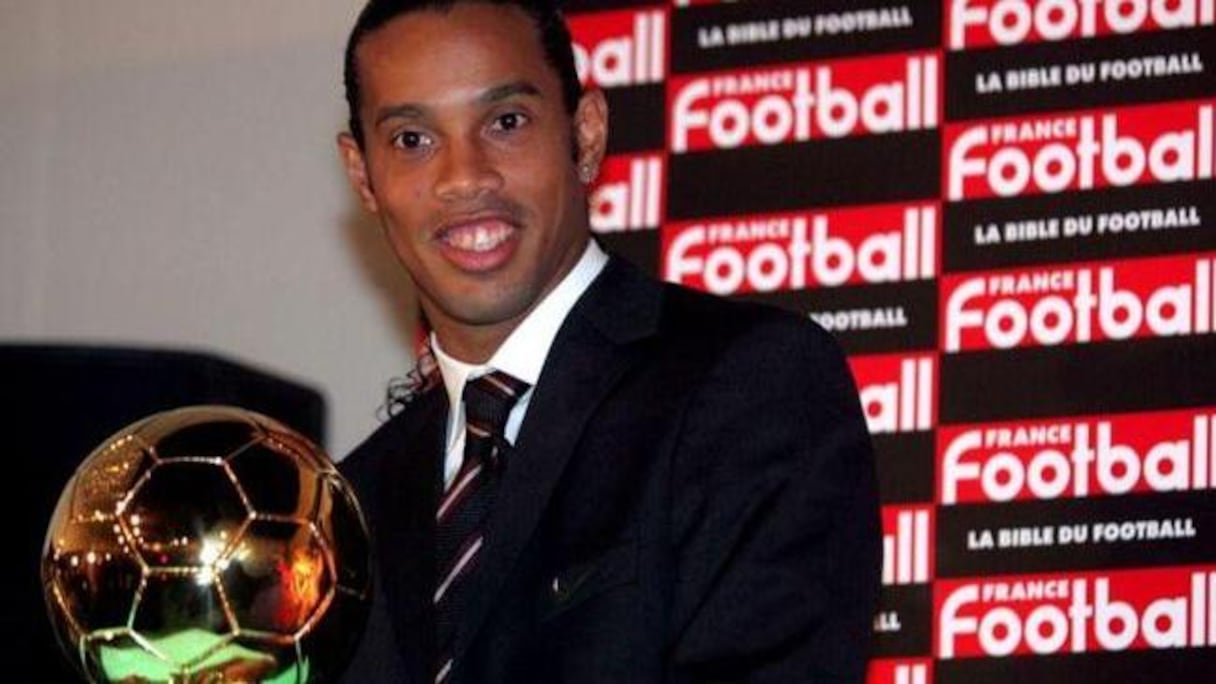 رونالدينهو فاز عام 2005 بالكرة الذهبية عندما كان يلعب بصفوف برشلونة الإسباني