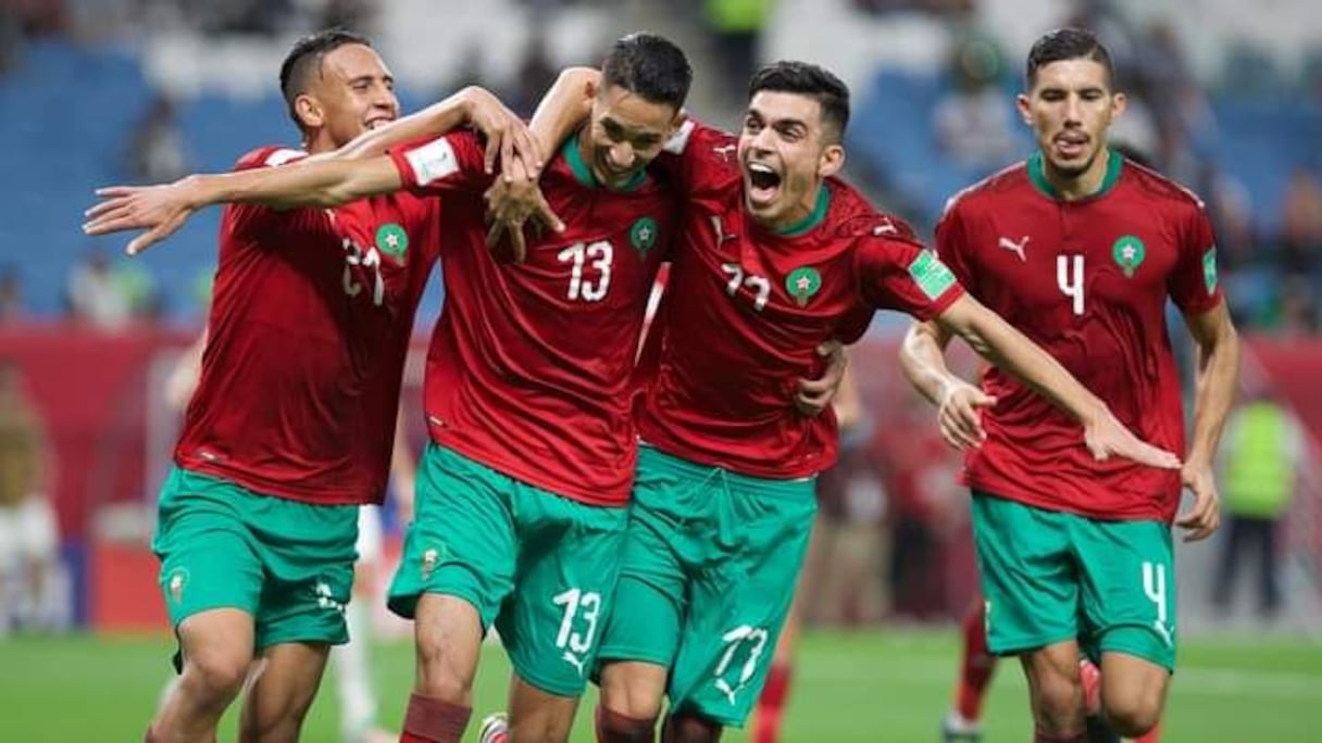 احتفالية لاعبي المنتخب الوطني المغربي الرديف بتسجيل الهدف الرابع في مرمى منتخب فلسطين، في بطولة كأس العرب 2021 بقطر