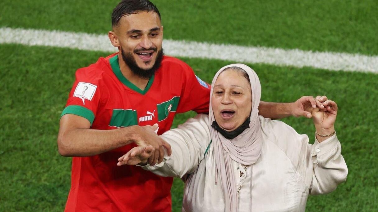 سفيان بوفال مع والدته