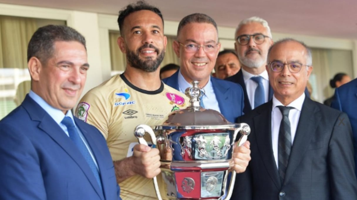 أنس الزنيتي يتسلم كأس العرش لموسم 2022 – 2023، عقب فوزه على الجيش الملكي، بهدفين مقابل واحد، في المباراة النهائية، التي جمعتهما على أرضية الملعب الكبير بأكادير.