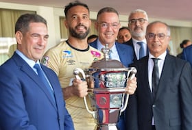 أنس الزنيتي يتسلم كأس العرش لموسم 2022 – 2023، عقب فوزه على الجيش الملكي، بهدفين مقابل واحد، في المباراة النهائية، التي جمعتهما على أرضية الملعب الكبير بأكادير.