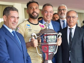 أنس الزنيتي يتسلم كأس العرش لموسم 2022 – 2023، عقب فوزه على الجيش الملكي، بهدفين مقابل واحد، في المباراة النهائية، التي جمعتهما على أرضية الملعب الكبير بأكادير.