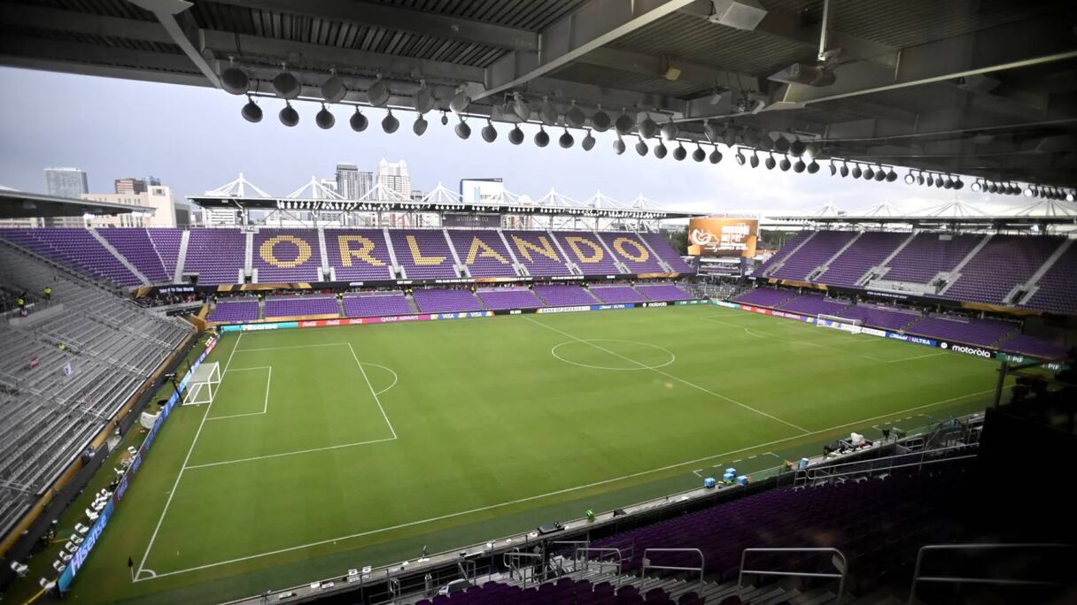 تأخر انطلاق الشوط الثاني بين بايرن وأوكلاند في أورلاندو لأكثر من ساعتين (إ.ب.أ)