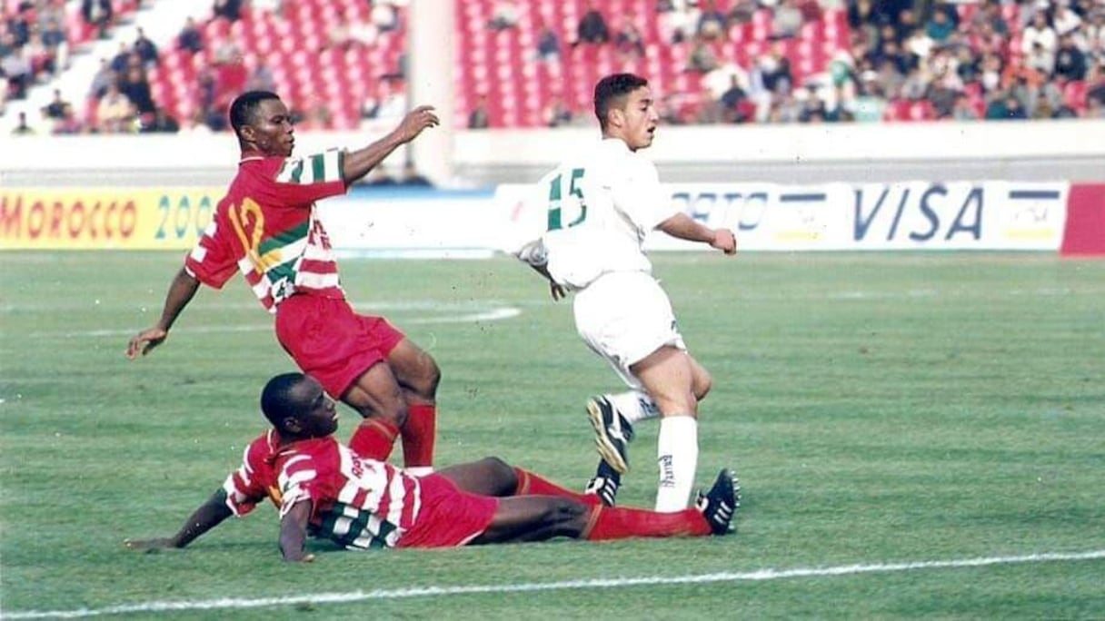 L'ancien Rajaoui Hamid Nater contre Africa Sports lors de la finale de la Supercoupe de la CAF 2000.