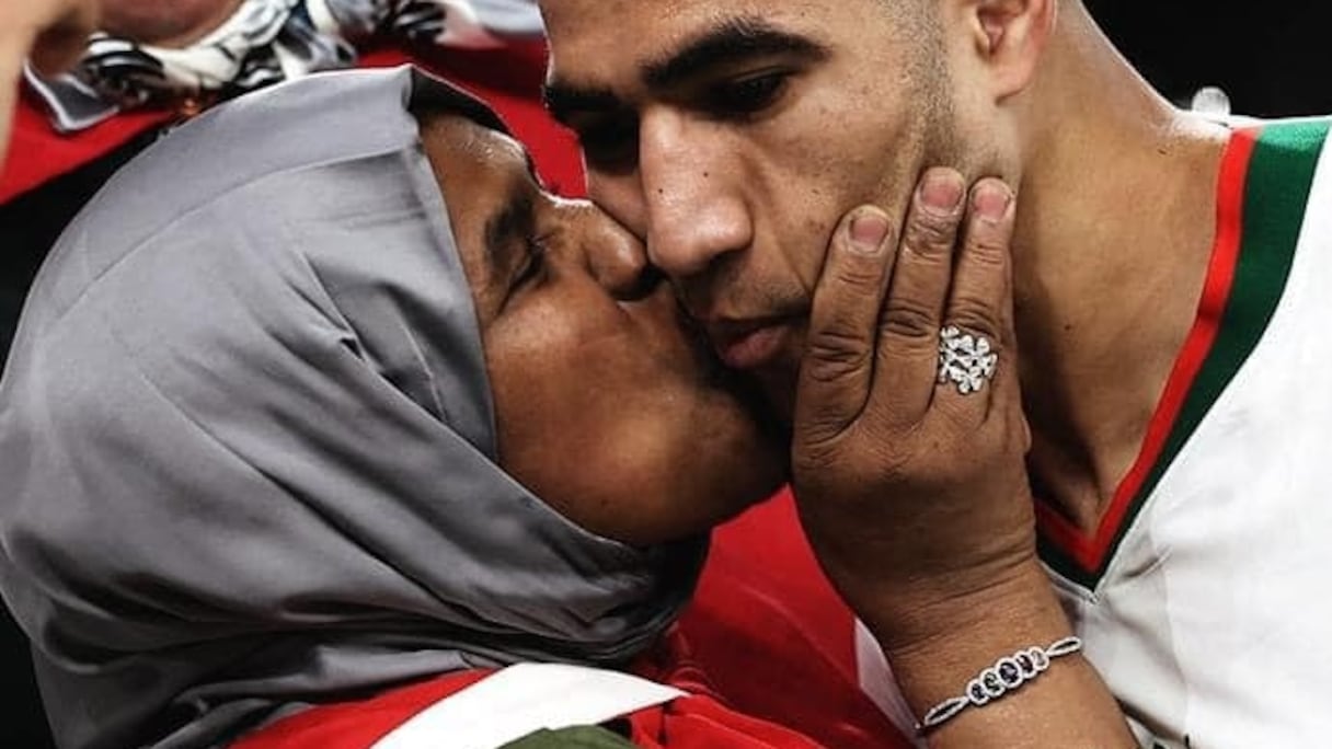 أشرف حكيمي ووالدته بعد فوز المغرب على بلجيلكا في كأس العالم بقطر