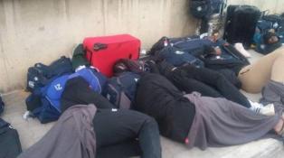 بالصور. خطير لاعبو منتخب زيمبابوي للرغبي ينامون في الشارع بتونس لهذا السبب